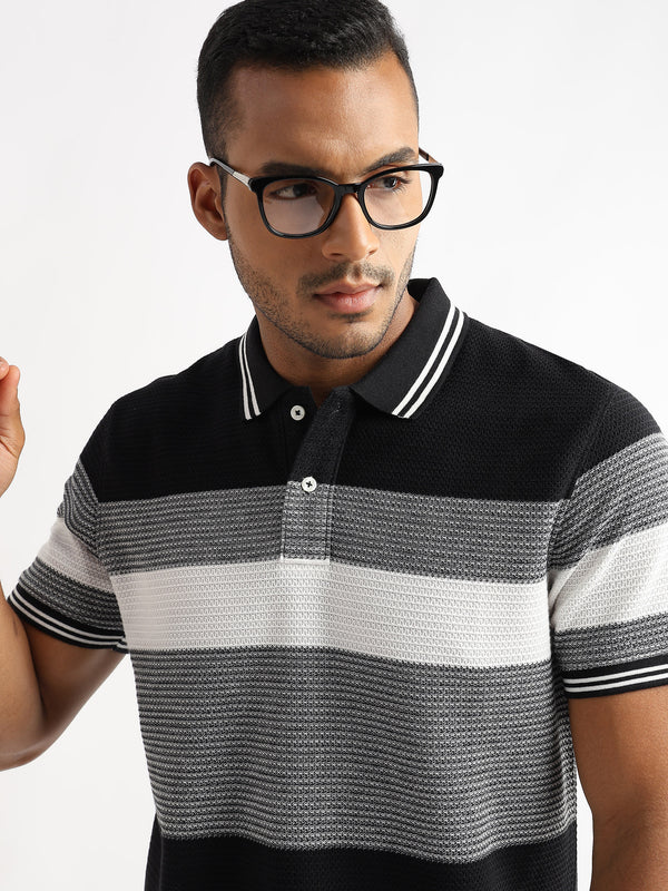 Zigzag Structured Black and White Stripes